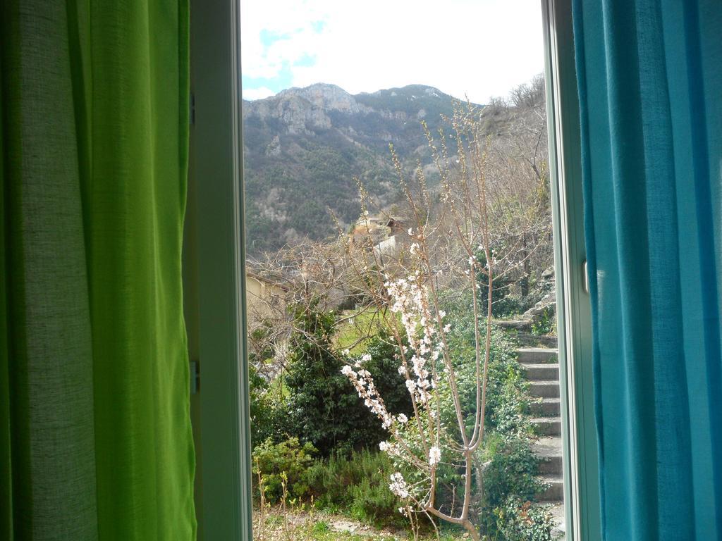 Chambres D'Hotes Casa Sylvana Saint-Dalmas-de-Tende Quarto foto